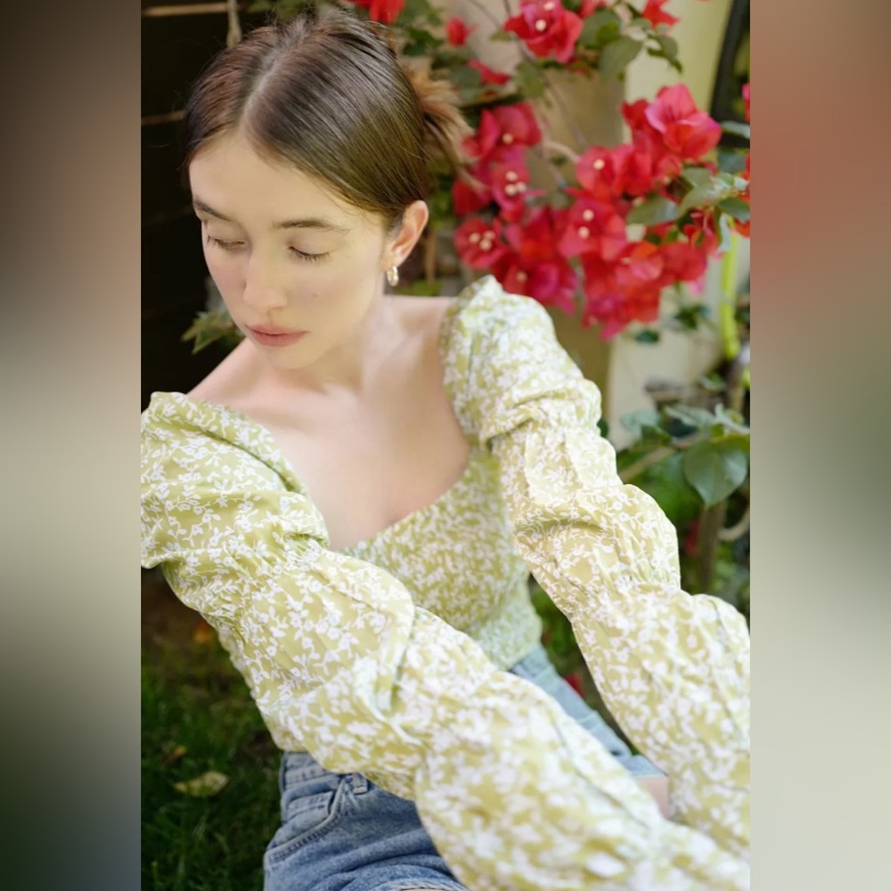 MOTEL URBAN OUTFITTERS Velina Floral Smocked Blouse